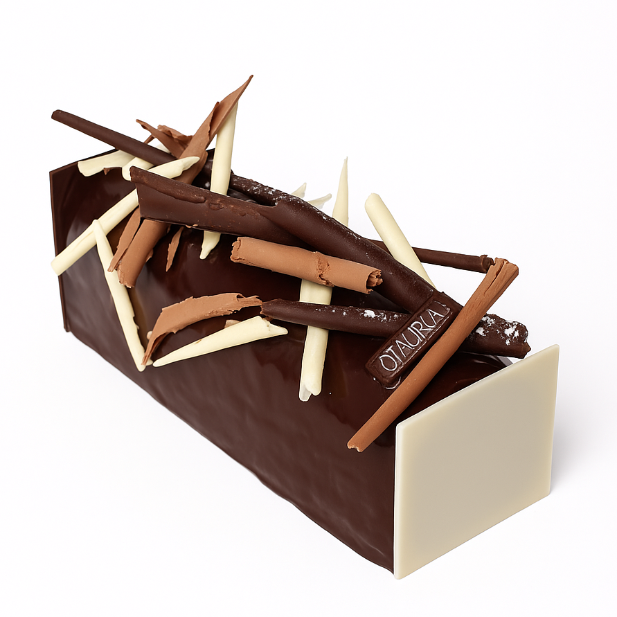 Bûche Trois Chocolats ÔFAURIA, enrobage chocolat noir, décor de copeaux noir, lait et blanc
