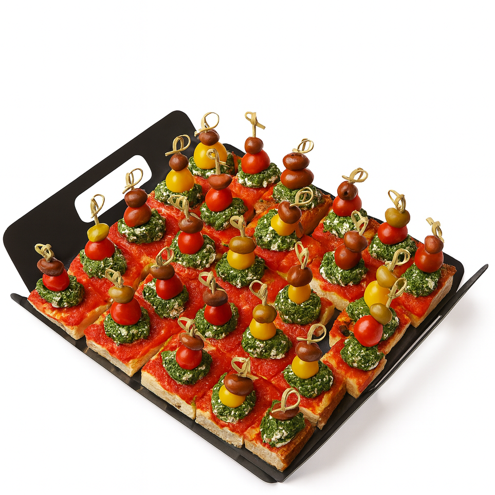 Plateau apéritif ÔFAURIA garni de bouchées à base de pizza pala, fromage de chèvre, tomates cerises et ciboulette fraîche.